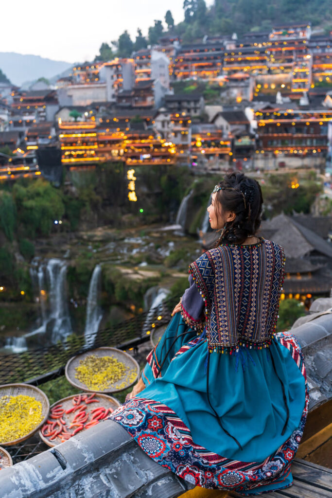 Aldeana China observando ciudad China