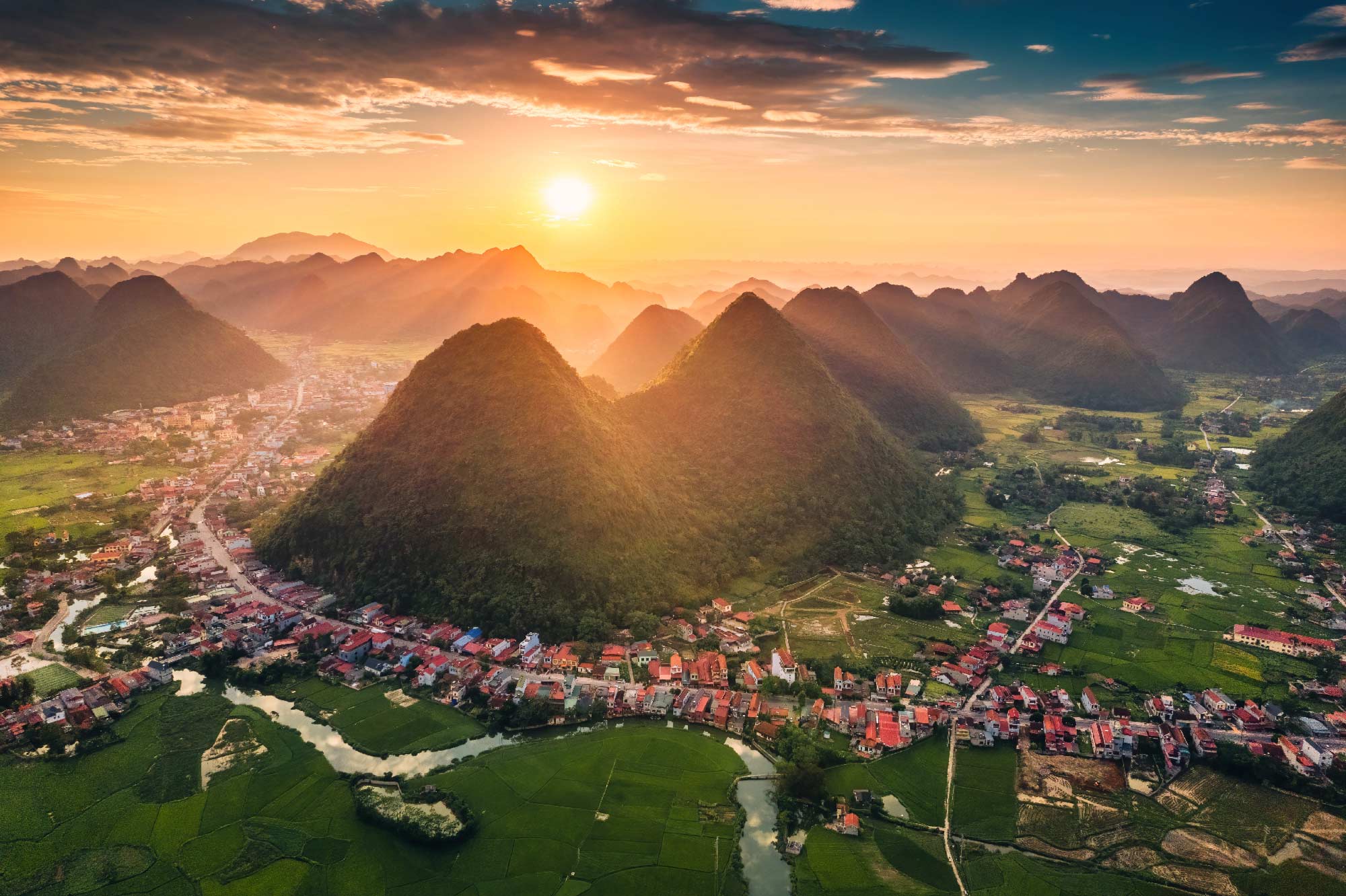 Atardecer detrás de las montañas de Yangsho, China