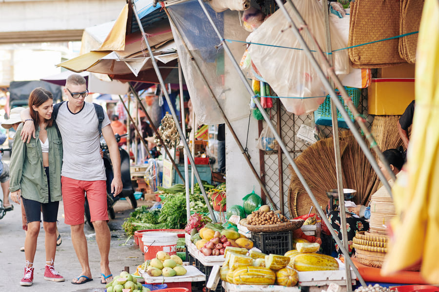 Turistas visitando el mercado chino en China