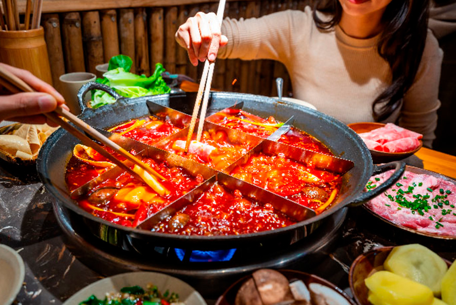 Turistas disfrutan de comida local de Beijing