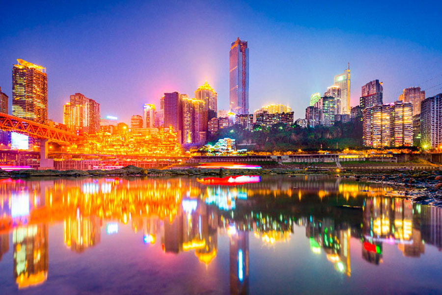 Ciudad de Beijing en medio de la noche con las luces de la ciudad reflejando el lago