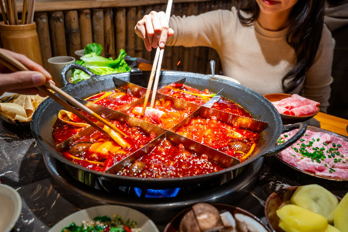 Turistas disfrutan comida local de Chongqing
