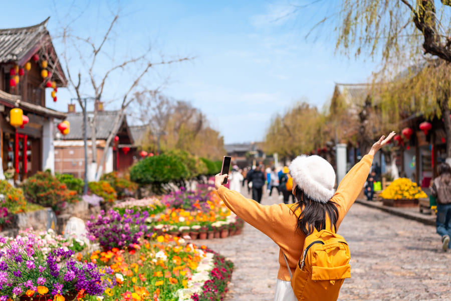Turista disfrutando del paisaje de Yunnan en primavera